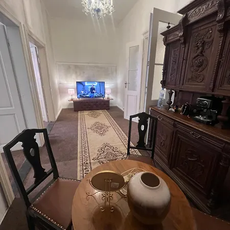 Csaky Palace 2 公寓 *